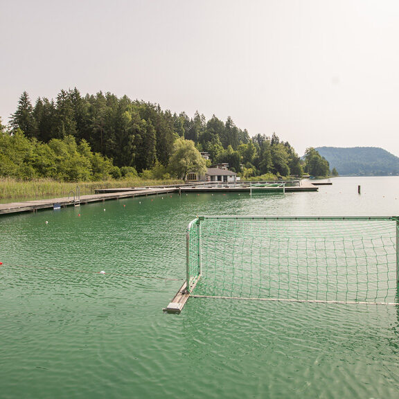 Freiluft-Wasserballanlage